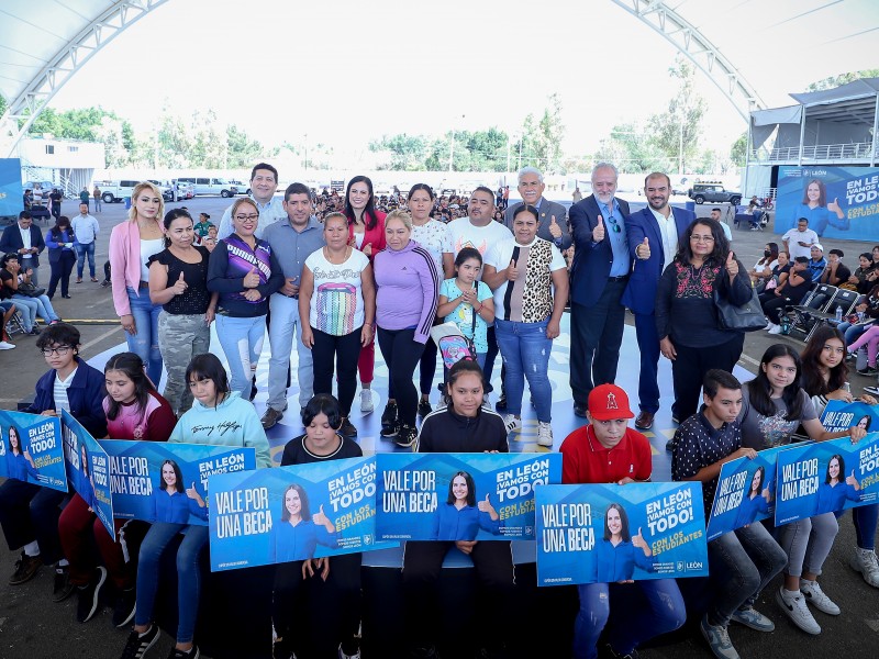 Entregan mil becas a estudiantes de secundaria