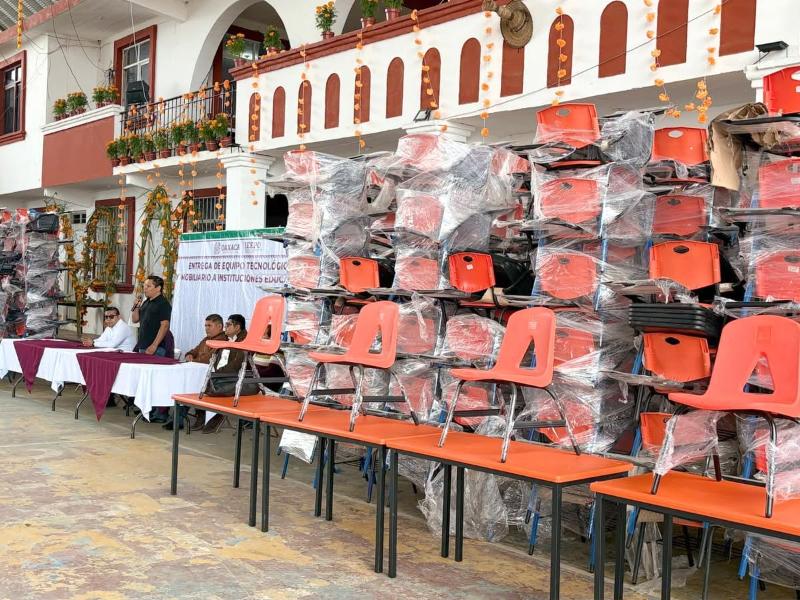 Entregan mobiliario e impresoras a 56 escuelas de la región Cañada