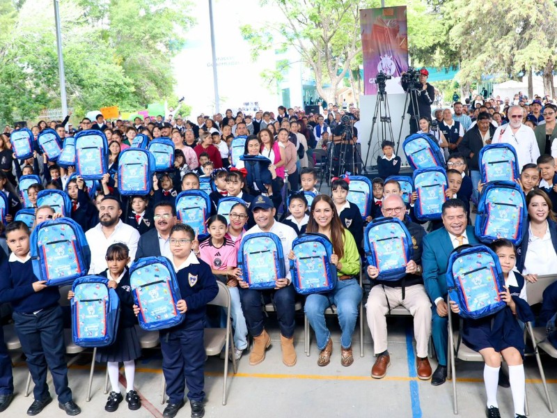 Entregan mochilas y útiles escolares para las y los estudiantes guanajuatenses