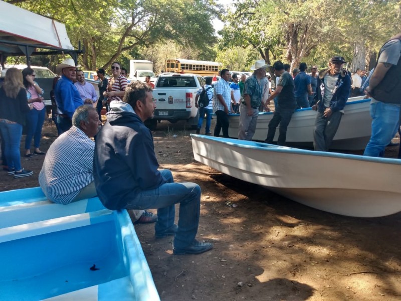 Entregan motores y pangas a pescadores sinaloenses