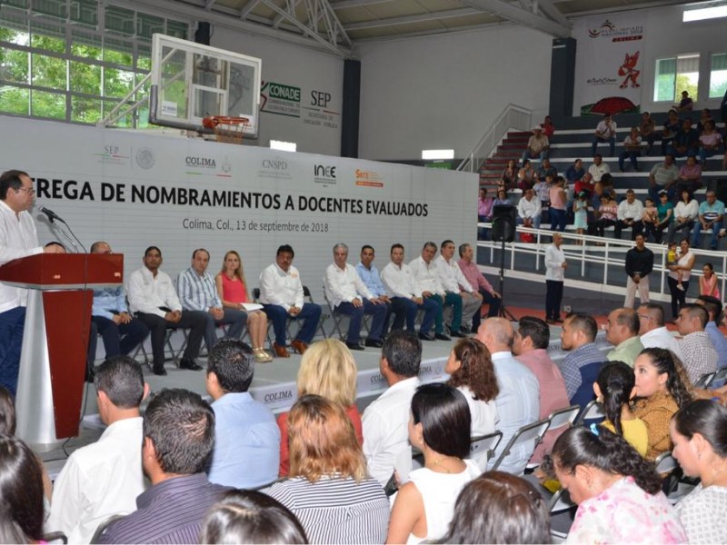 Entregan nombramientos a docentes