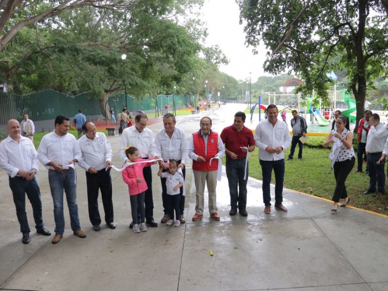 Entregan obra del “Paseo Río Colima”