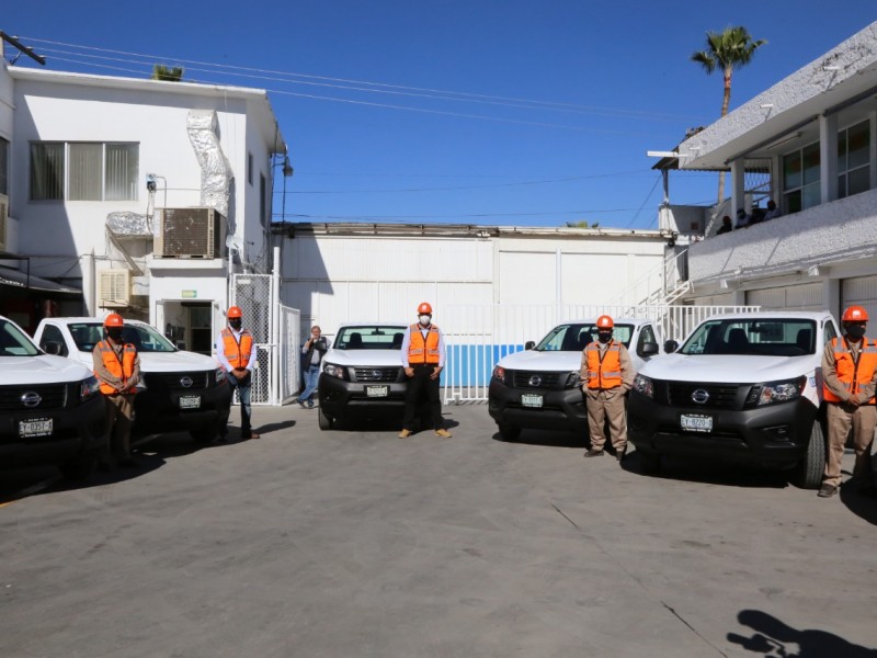 Entregan ocho vehículos al Simas; alcalde pide a usuarios regularizarse.