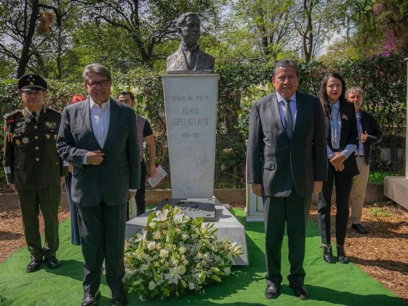 Entregan ofrenda floral a Ramón López Velarde en CDMX