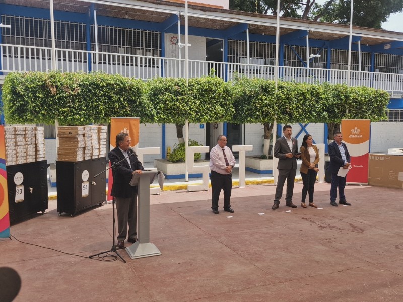 Entregan pantallas inteligentes en escuelas de Zapopan
