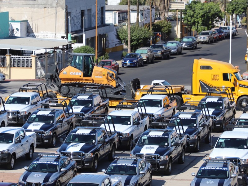 Entregan parque vehicular estatal