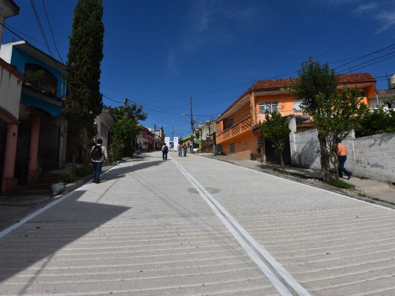 Entregan pavimentación de calles Encinos