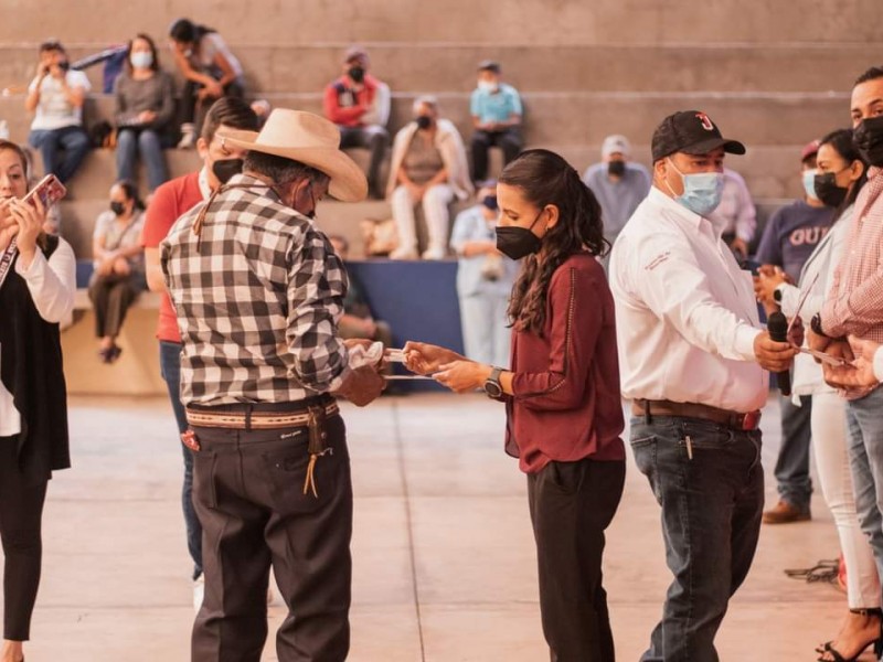 Entregan pensión a más de 300 adultos mayores de Tangancícuaro 