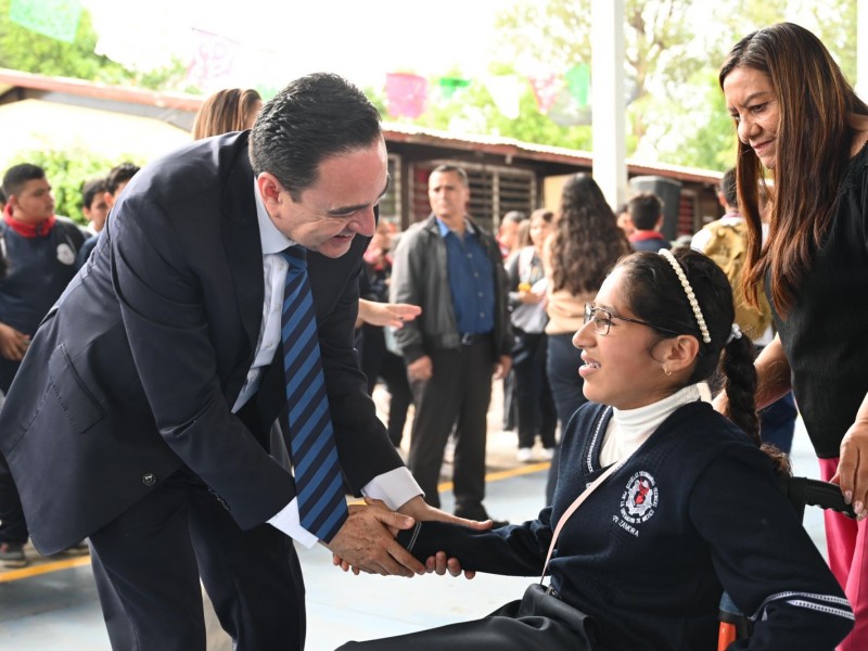 Entregan pintura y materiales para mejoramiento de escuela secundaria