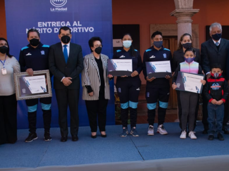 Entregan premio al mérito deportivo