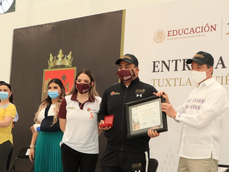 Entregan Premio Estatal del Deporte