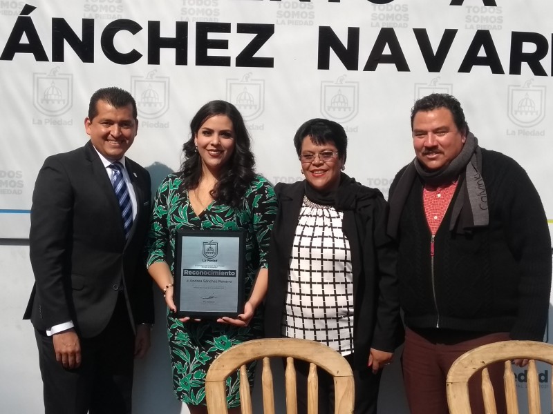 Entregan premio municipal de la juventud