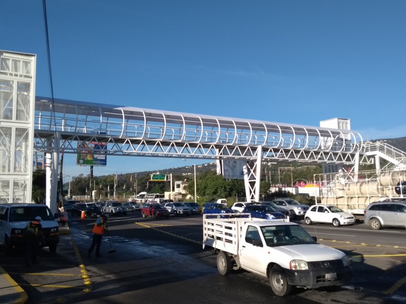 Entregan puente peatonal en López Mateos.