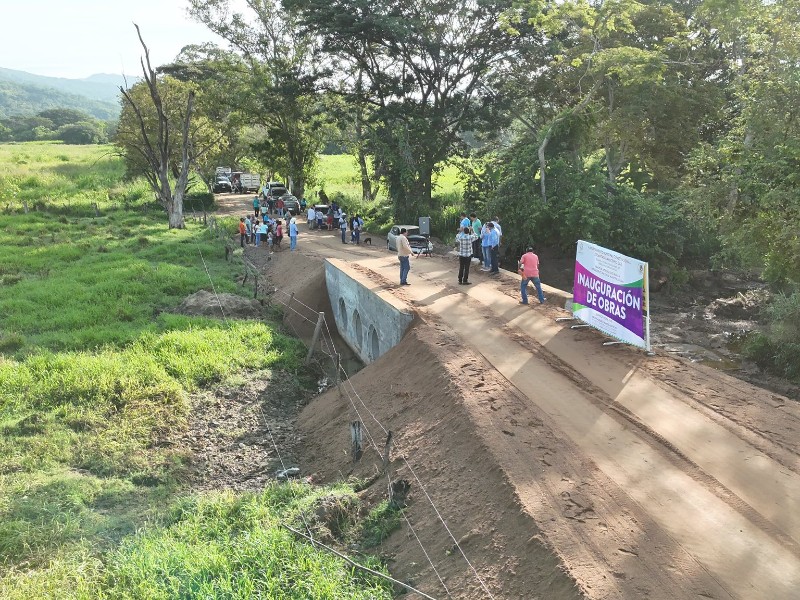 Entregan puente pluvial  conecta a  comunidades en Santiago Jamiltepec