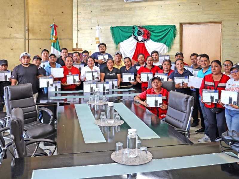 Entregan radios para reforzar vigilancia en tianguis y mercados de Salina Cruz