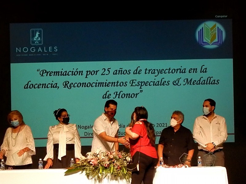 Entregan reconocimiento a maestros por trayectoria