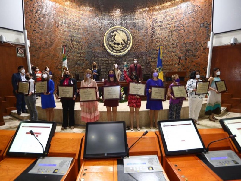 Entregan reconocimiento a mujeres destacadas