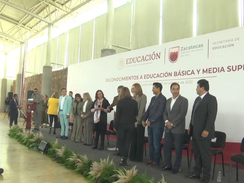 Entregan reconocimientos a docentes zacatecanos
