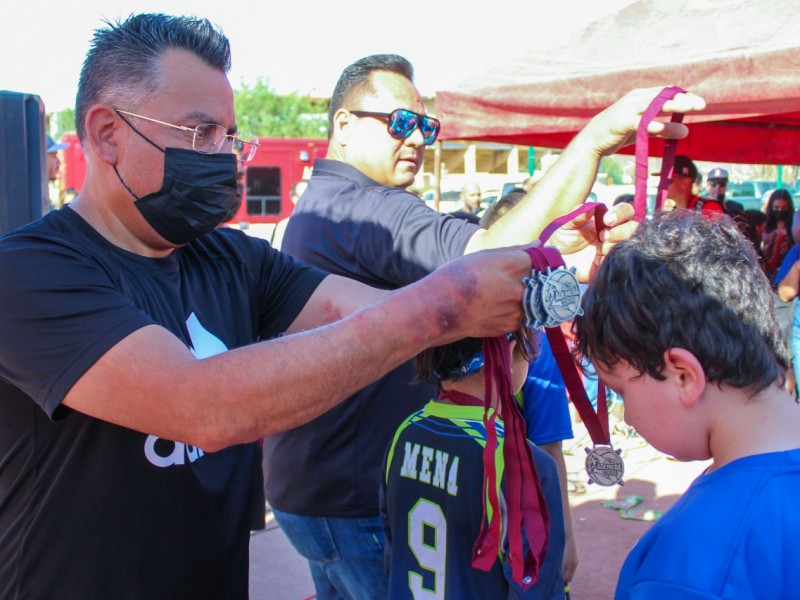 Entregan reconocimientos a ganadores de Copa Bahía.