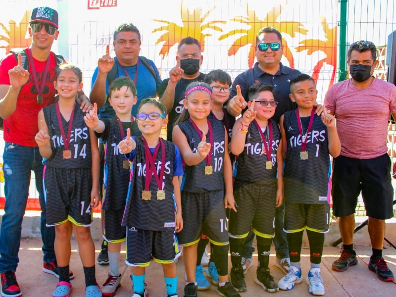 Entregan reconocimientos a ganadores de Copa de Basquetbol Bahía.