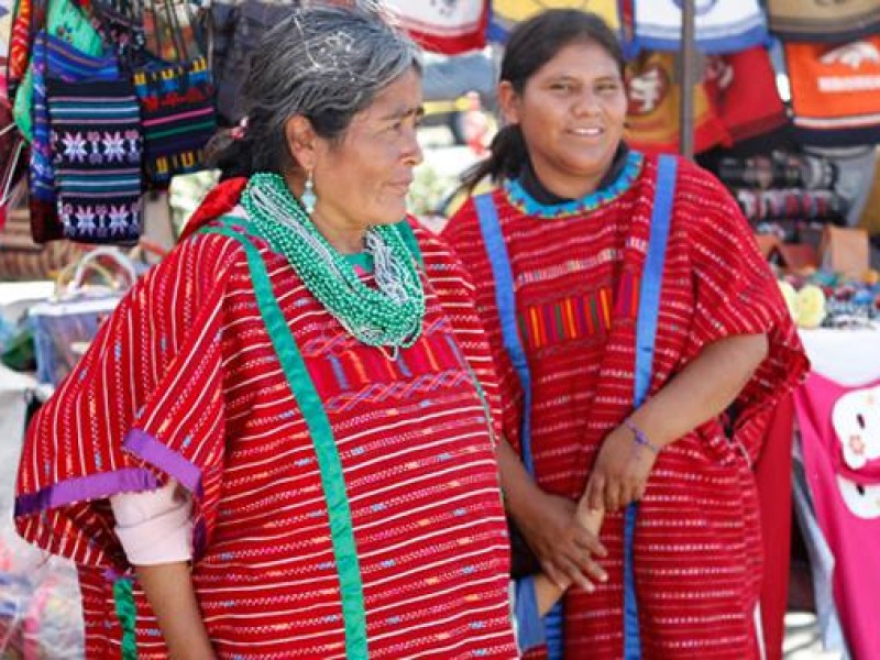Entregan reconocimientos por el día internacional de la mujer indígena