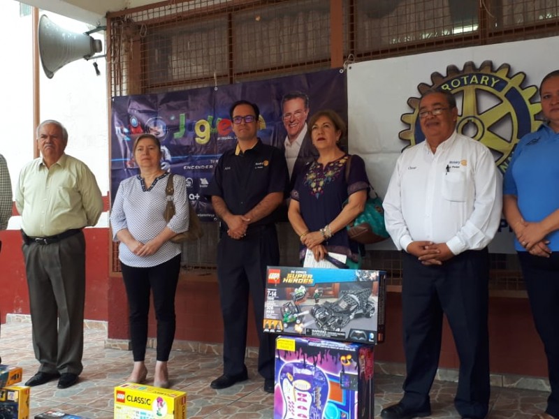 Entregan rotarios, juguetes a niños de primaria