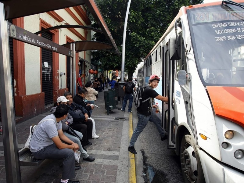 Entregan rutas de Servicios y Transportes a concesionaria del Metrobús