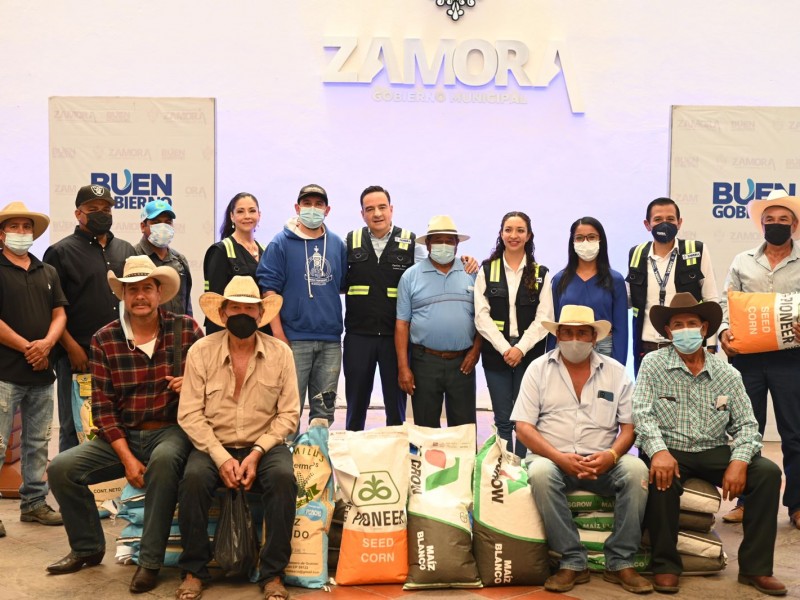 Entregan semillas de maíz de primera calidad a agricultores zamoranos