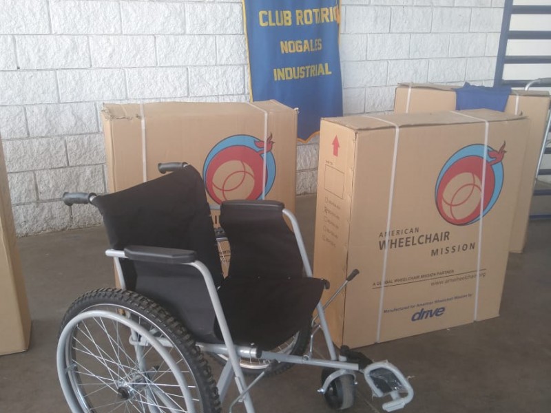 Entregan sillas de ruedas el club Rotario Nogales Industrial