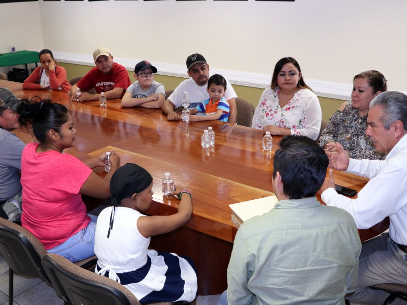 Entregan tabletas a niños de educación especial