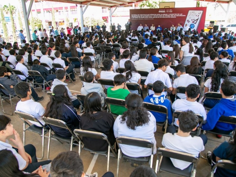 Entregan tabletas electrónicas en escuelas de nivel básico