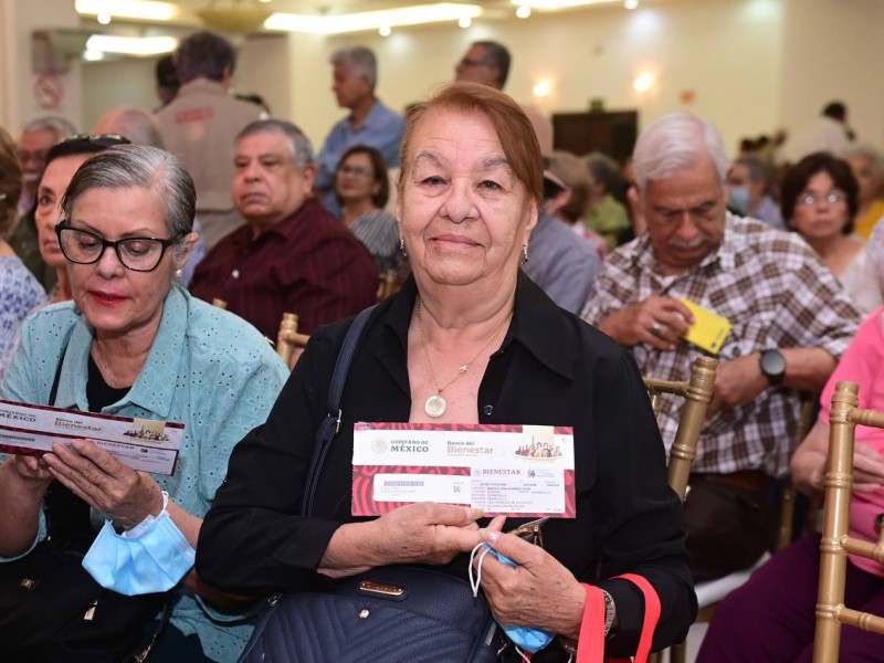 Entregan tarjeta de Pensión Bienestar a adultos mayores de Sonora
