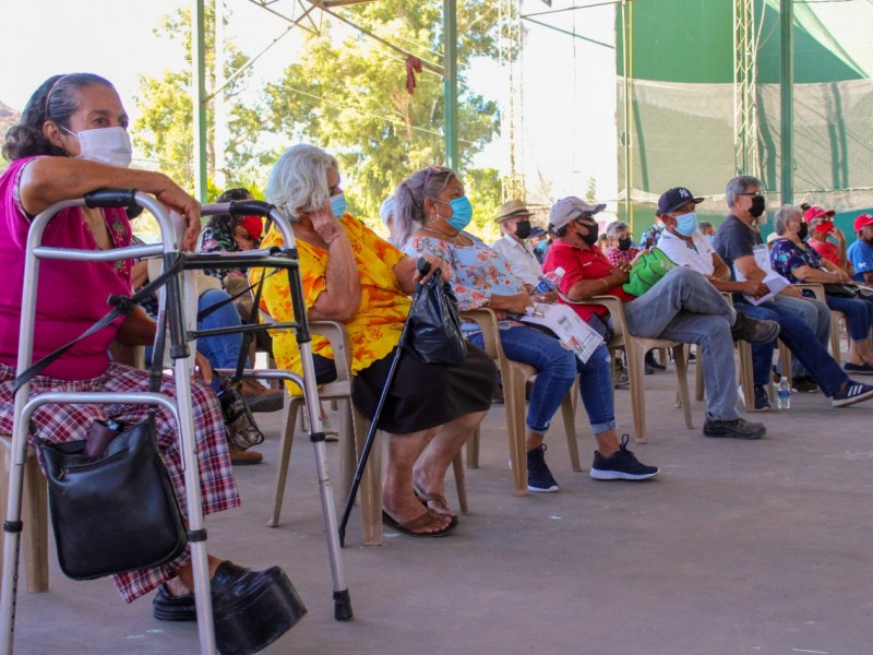 Entregan tarjetas a beneficiarios del programa Bienestar del Adulto Mayor