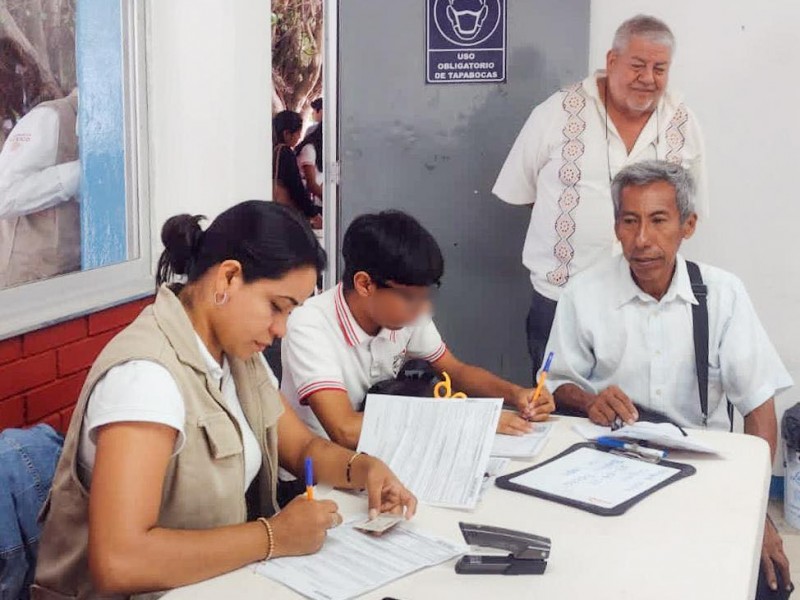 Entregan tarjetas a estudiantes becados en zona norte