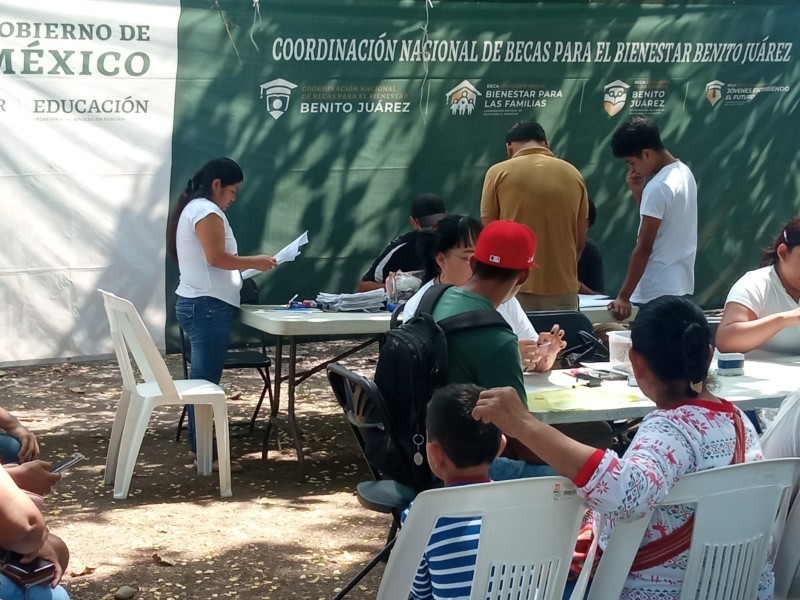 Entregan tarjetas de Banco Bienestar a estudiantes de Tuxpan