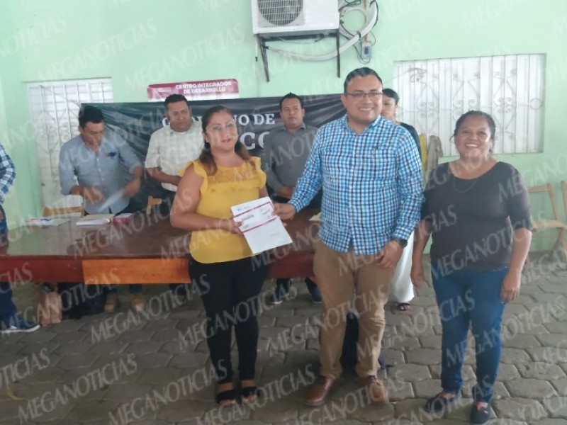 Entregan tarjetas de reconstrucción a escuelas en Tehuantepec