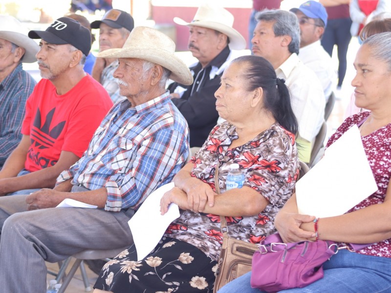 Entregan tarjetas del bienestar a productores del campo