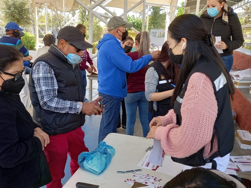 Entregan tarjetas para pago de Pensiones en Gómez Palacio