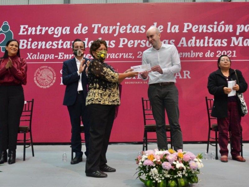 Entregan tarjetas para que adultos tengan su pensión del bienestar