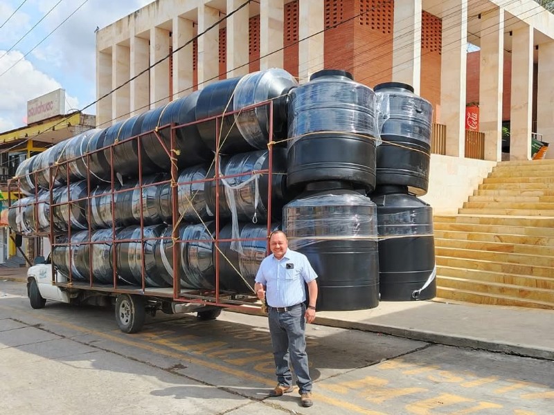 Entregan tinacos para agua a familias de Matías Romero