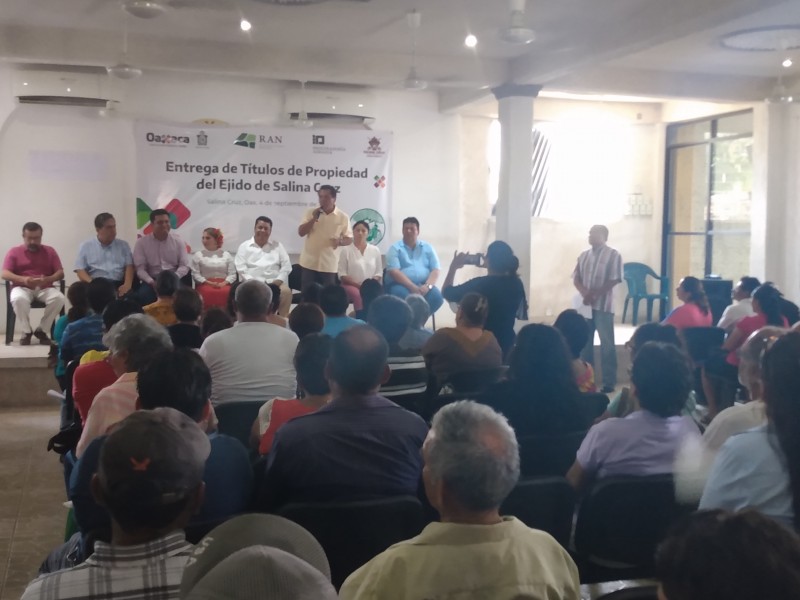 Entregan títulos de propiedades del ejido en SalinaCruz