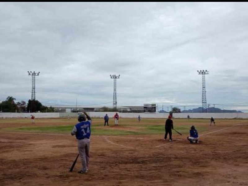 Entregan Trofeo a equipo Bravos