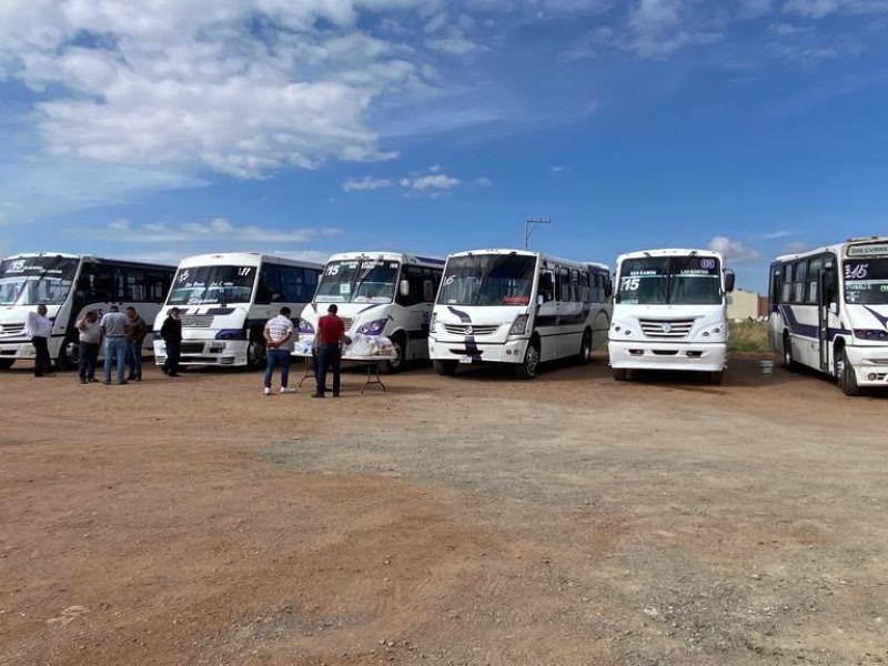 Entregan uniformes a operadores de ruta 15