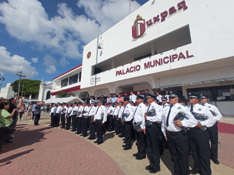 Entregan uniformes a personal de Tránsito Municipal de Tuxpan