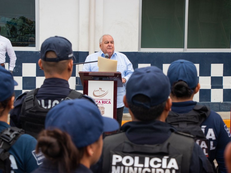 Entregan uniformes a policías de Poza Rica