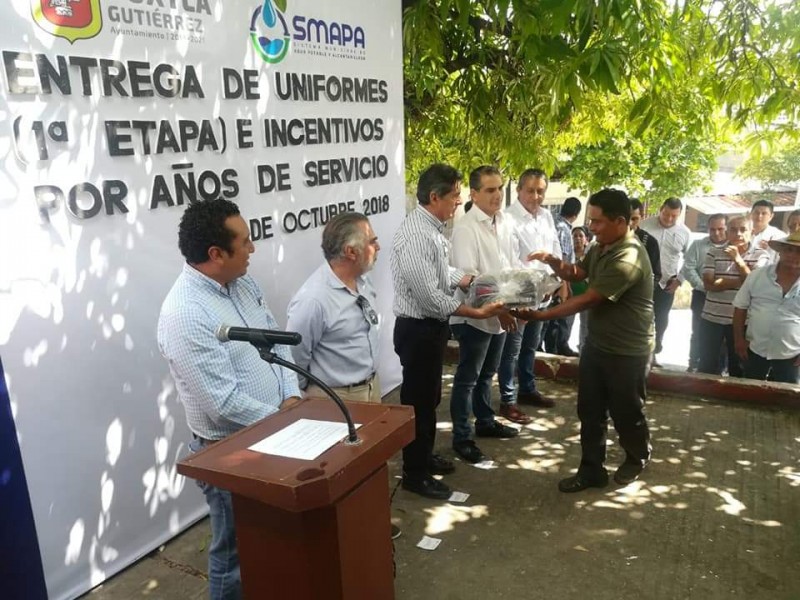 Entregan uniformes a trabó de SMAPA