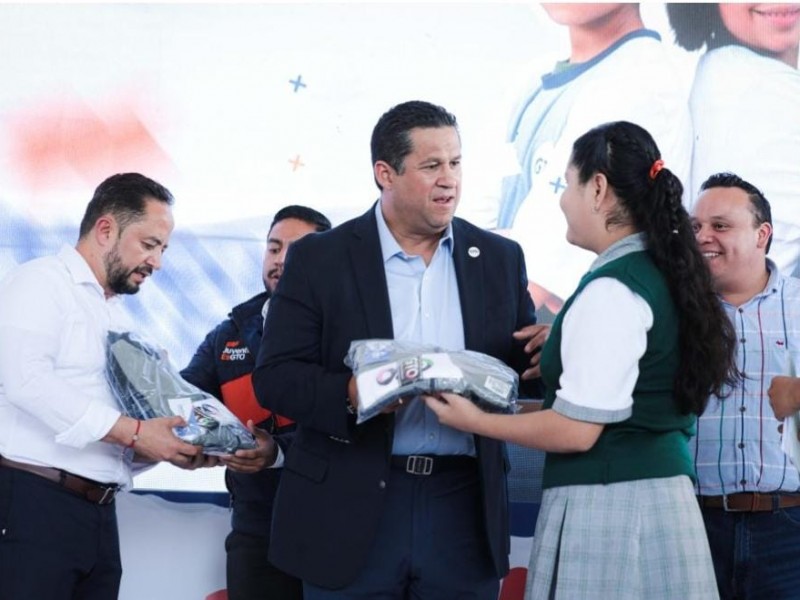 Entregan uniformes deportivos a estudiantes de secundaria