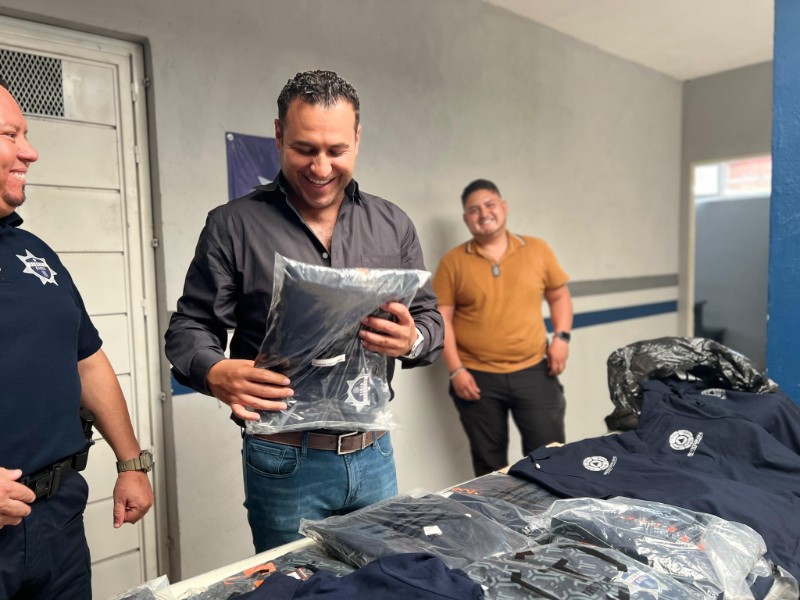 Entregan uniformes para elementos de seguridad y protección civil en Ixtlán