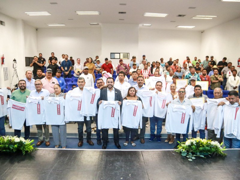 Entregan uniformes y credenciales a vendedores ambulantes de playas