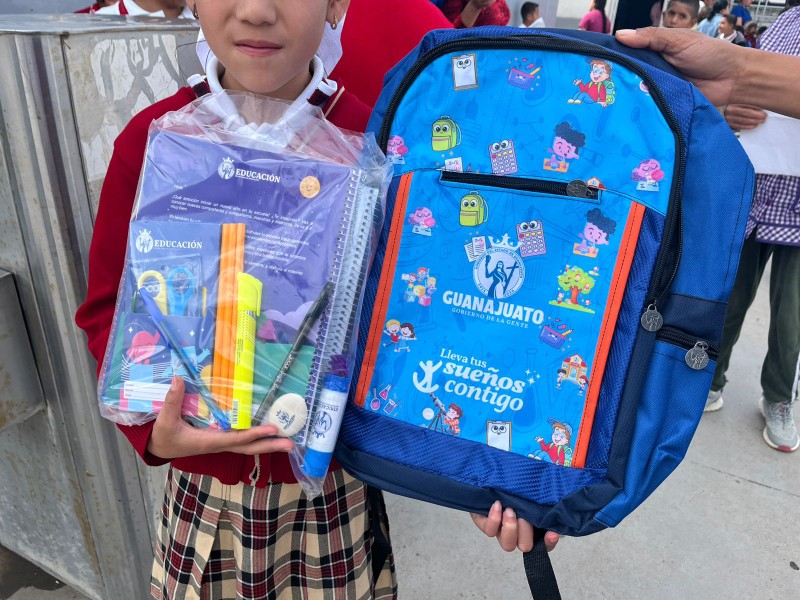 Entregan útiles escolares en escuela primaria de Duarte